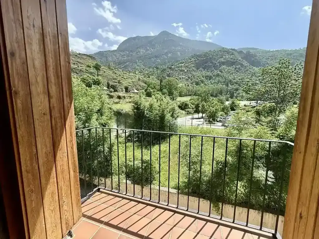 Apartamento en Benasque - El Encanto de Benasque Terraza del apartamento El Encanto de Benasque con vistas a la montaña en el Pirineo Aragonés